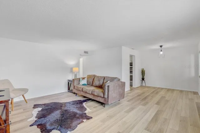 $1,800 | 350 79th Avenue North, Unit 204, St. Petersburg, FL 33702