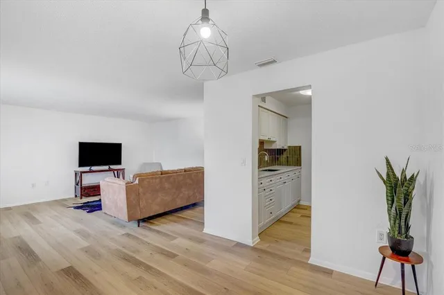 $1,800 | 350 79th Avenue North, Unit 204, St. Petersburg, FL 33702