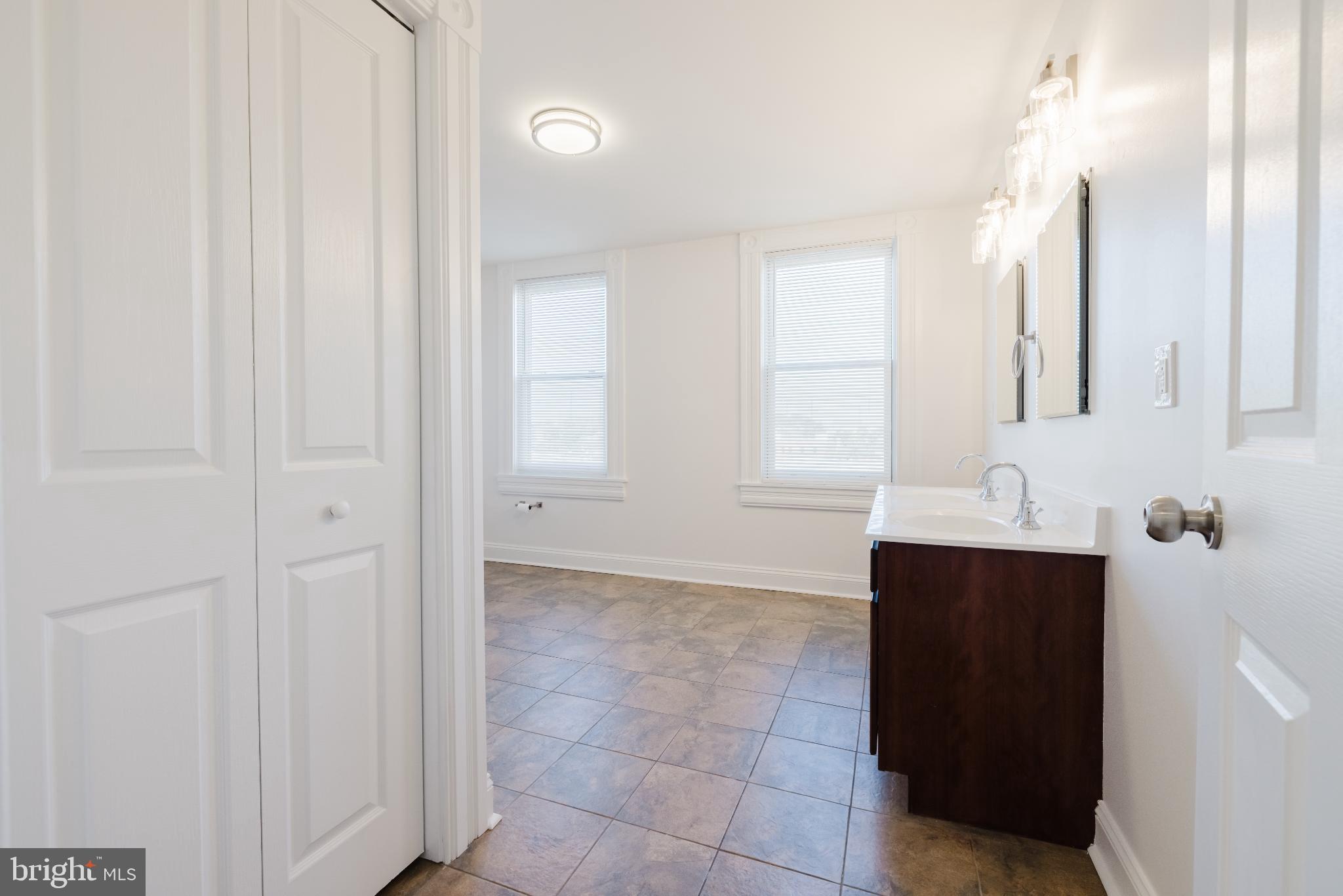 1237 North Broadway Baltimore, MD 21213 - Photo 17 of 25 Upper 2 - Primary ensuite bathroom