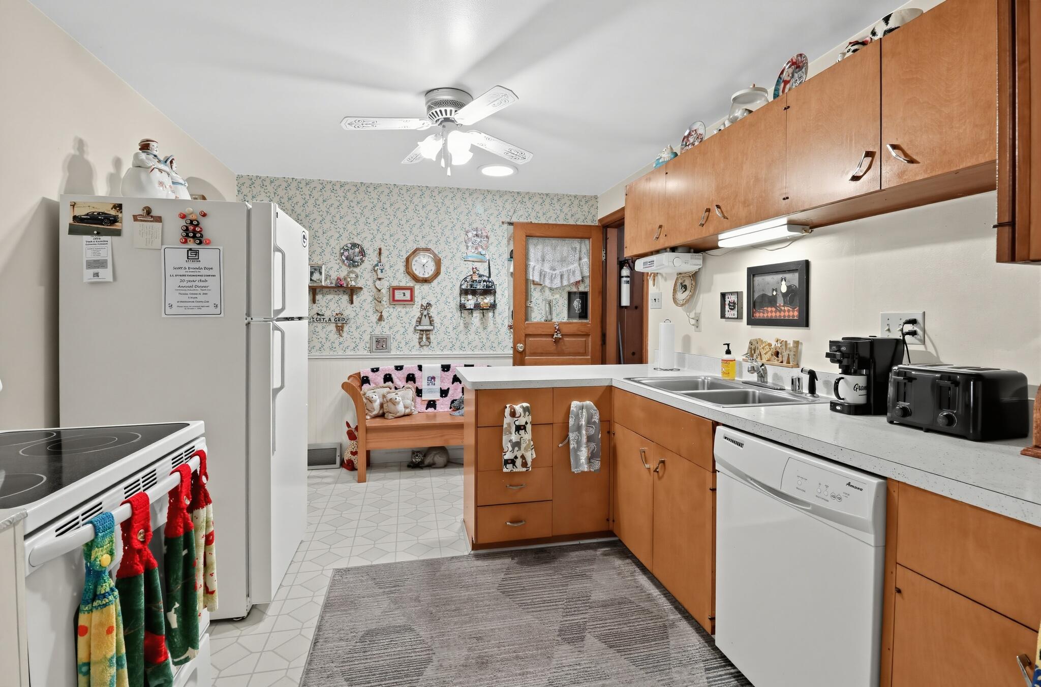 14_2515_Dombrowski_Blvd-Kitchen-6551