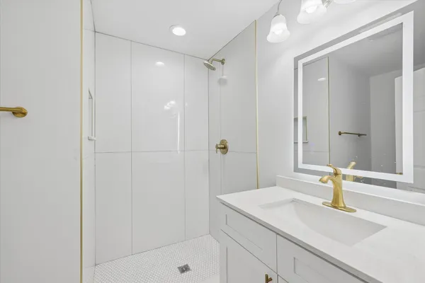 $3,200 | 4044 West Kamerling Avenue, Unit 1, Chicago, IL 60651