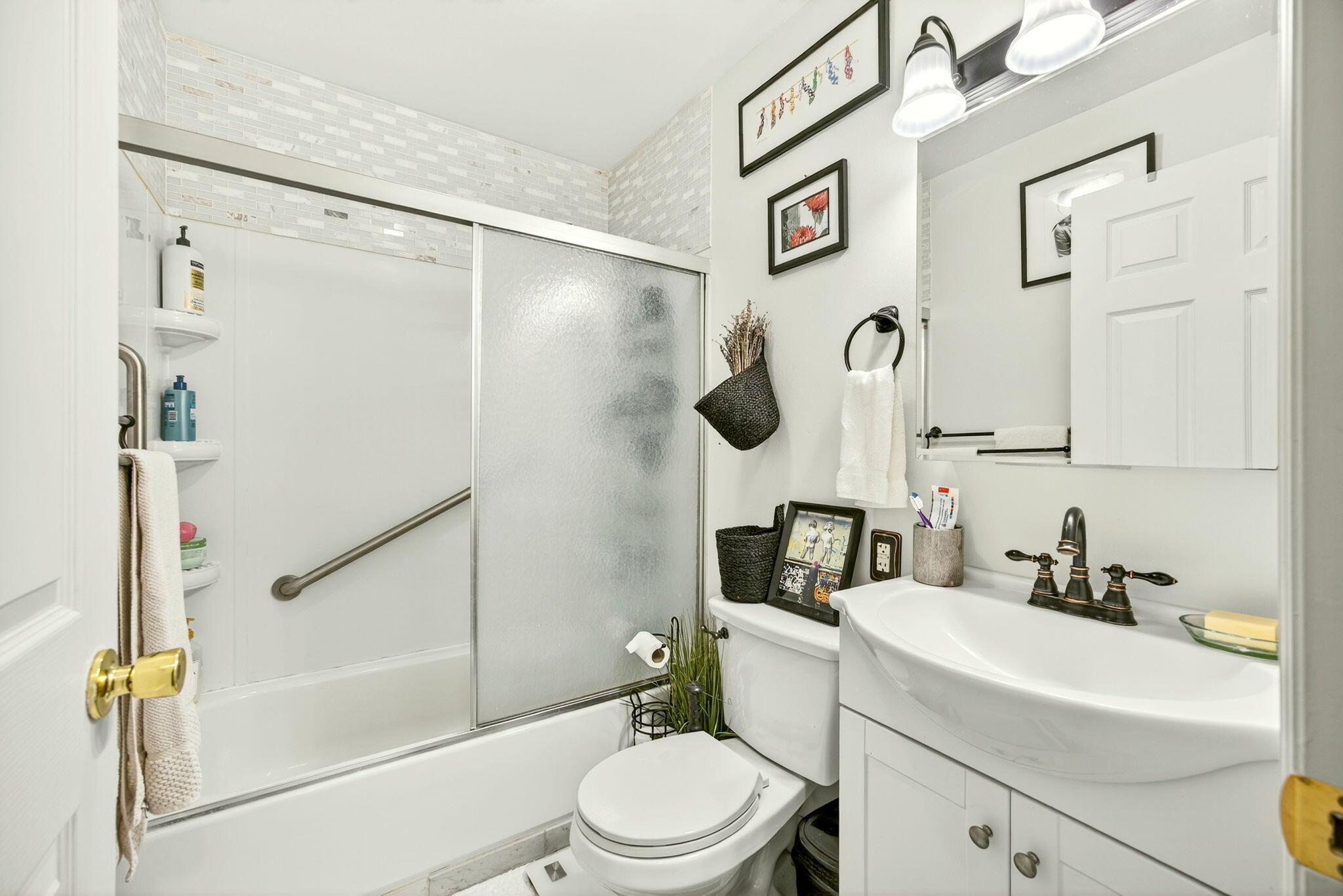 659 Herman Avenue Medford, OR 97501 - Photo 31 of 42 Main Bathroom