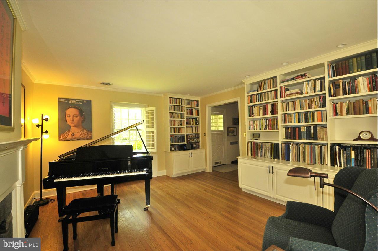 217 St Dunstans Road Baltimore, MD 21212 - Photo 5 of 21 Living Room