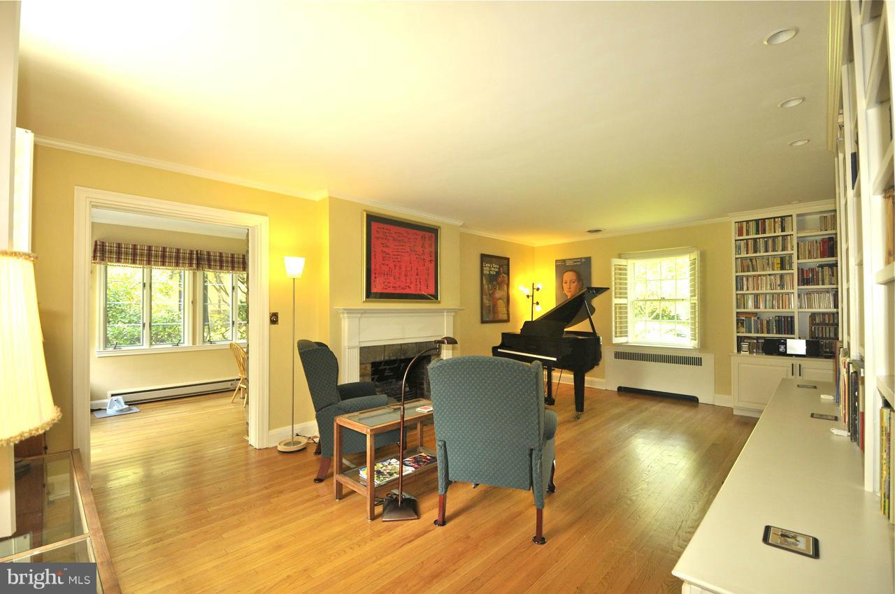 217 St Dunstans Road Baltimore, MD 21212 - Photo 6 of 21 Living Room