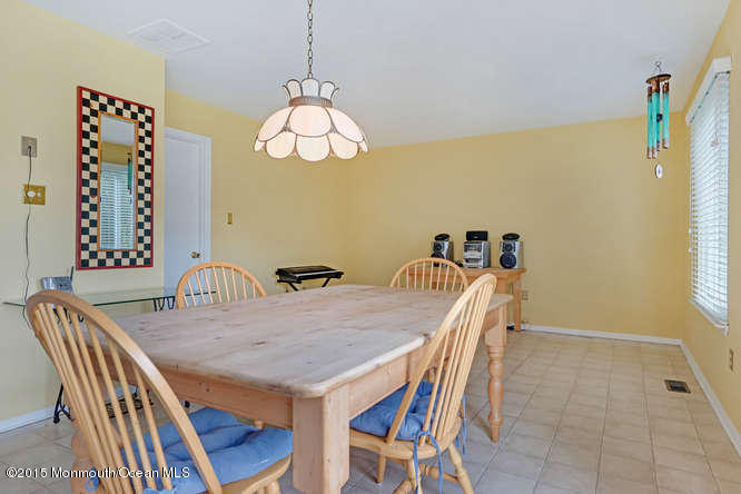 877 Devonshire Road Toms River, NJ 08753 - Photo 14 of 25 877 Devonshire Rd Toms River-small-021-2