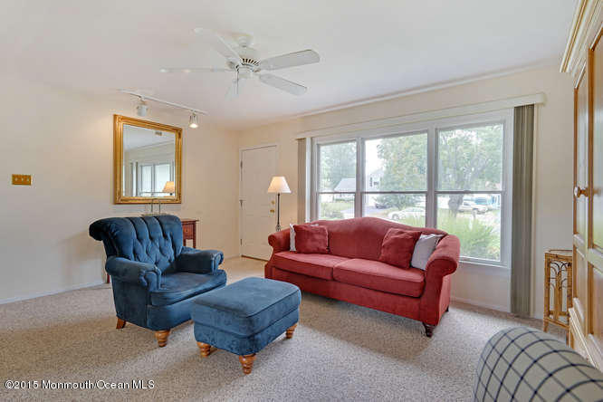 877 Devonshire Road Toms River, NJ 08753 - Photo 4 of 25 877 Devonshire Rd Toms River-small-006-1