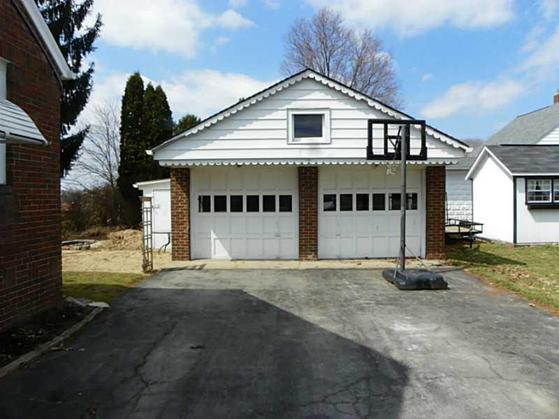 1207 Willowbrook Road New Castle, PA 16101 - Photo 3 of 19 Parking Lot/Garage.