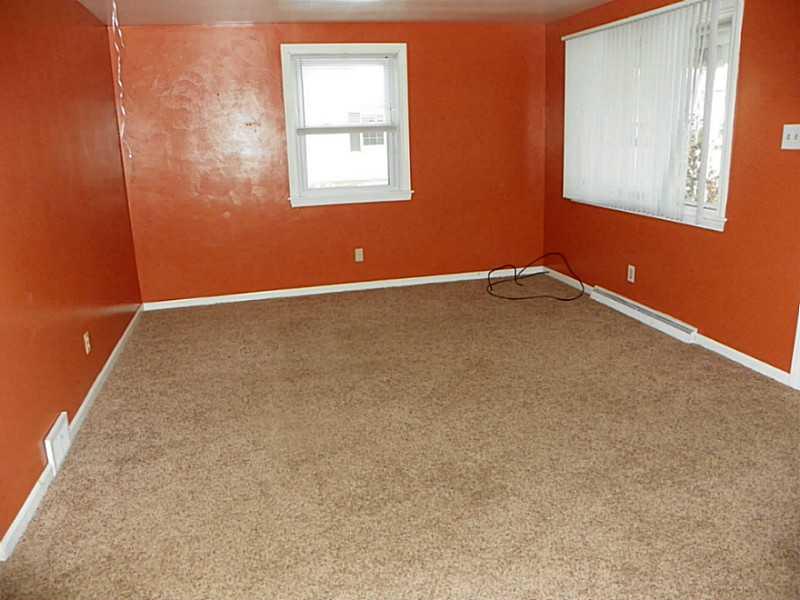 1207 Willowbrook Road New Castle, PA 16101 - Photo 4 of 19 Living Room.