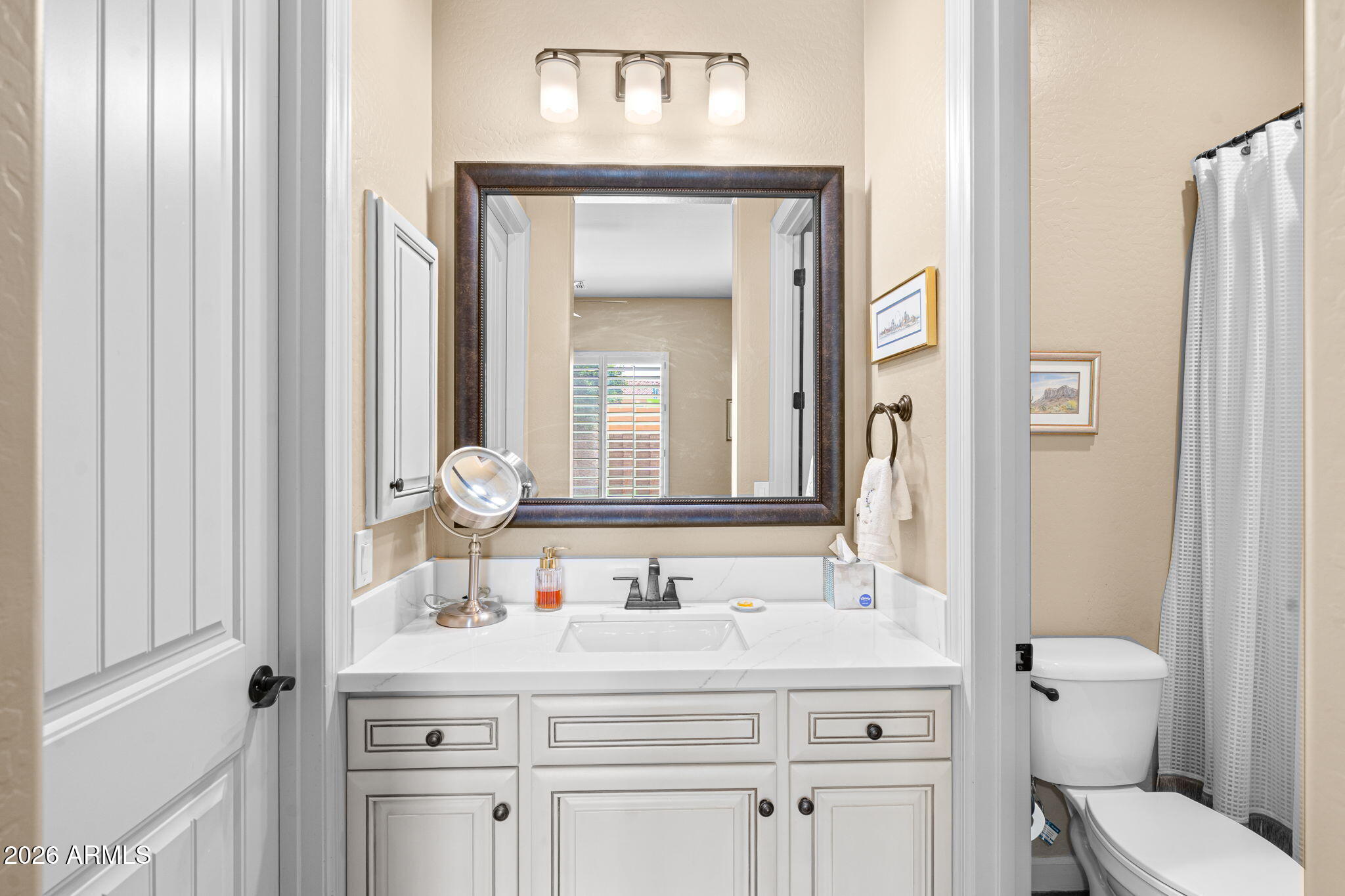 2471 East Robin Court Gilbert, AZ 85296 - Photo 32 of 54 Guest Suite / Second Primary Bath