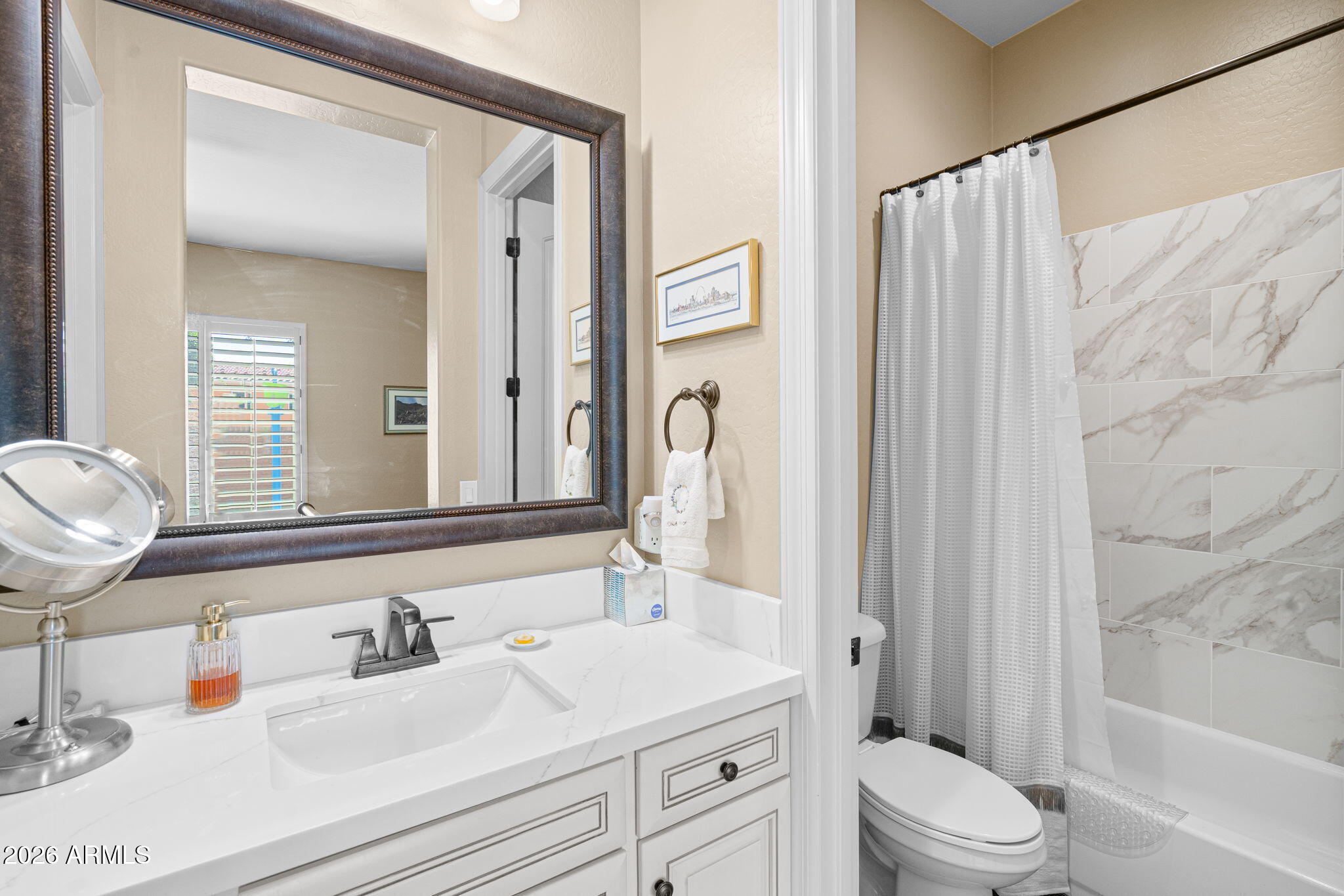 2471 East Robin Court Gilbert, AZ 85296 - Photo 33 of 54 Guest Suite / Second Primary Bath