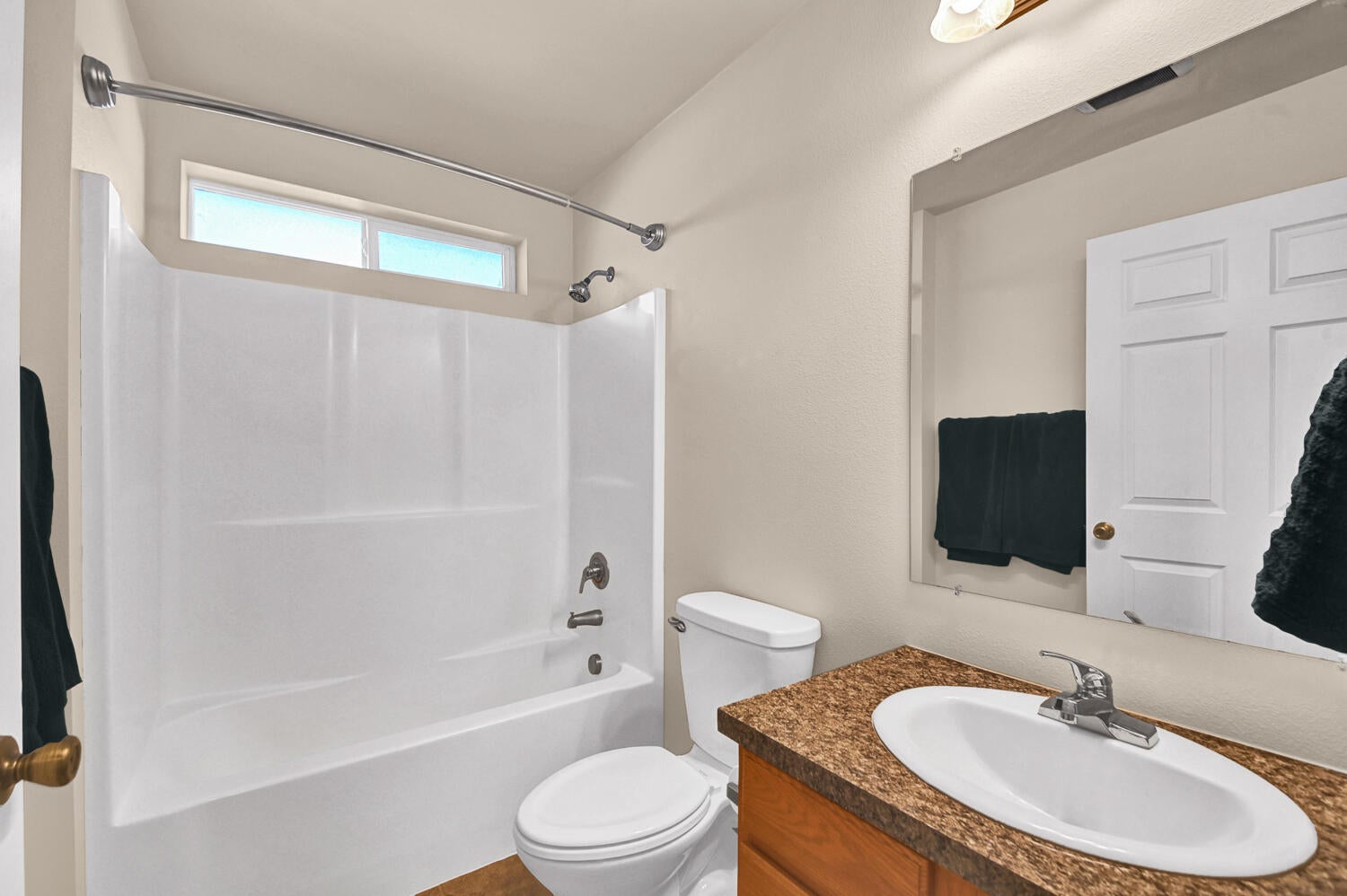 61258 Blakely Road Bend, OR 97702 - Photo 19 of 26 Second bathroom with tub/shower surround.
