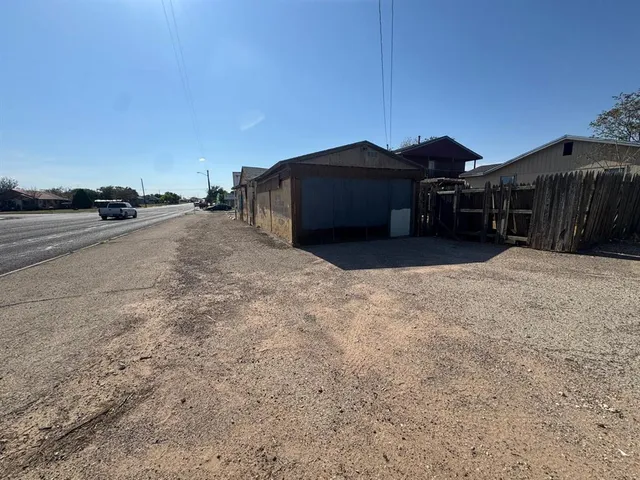 a view of house with car parked