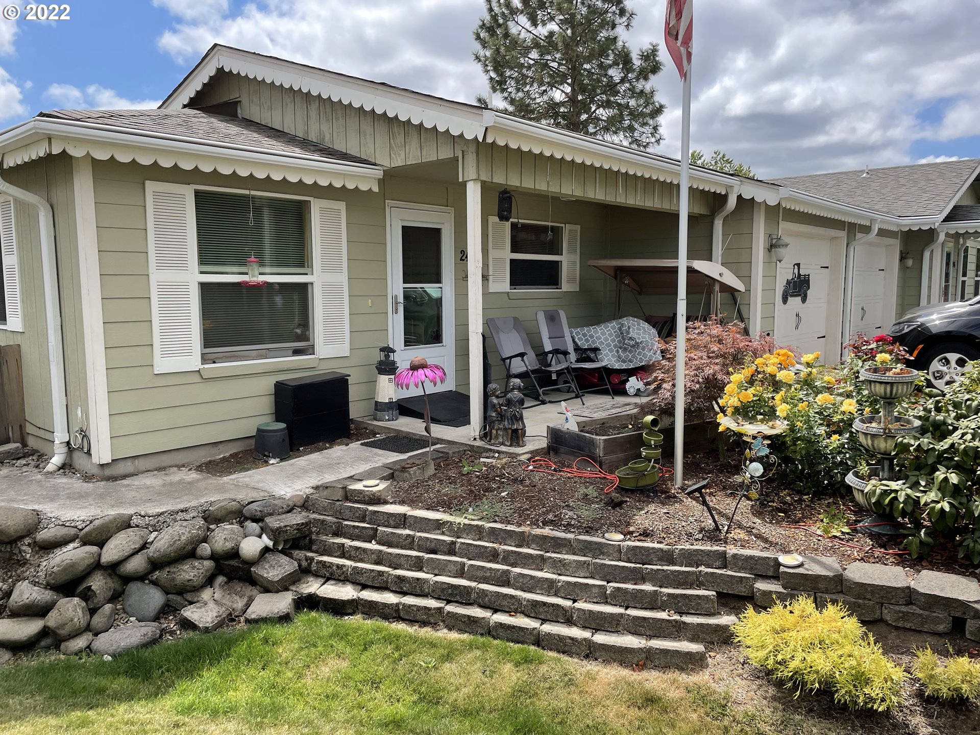 246 South 42nd Street Springfield, OR 97478 - Photo 1 of 9 a front view of a house with a yard