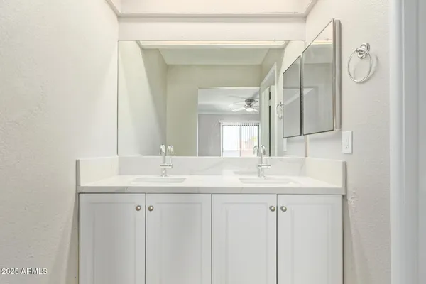 $239,999 | 3102 East Clarendon Avenue, Unit 209, Phoenix, AZ 85016