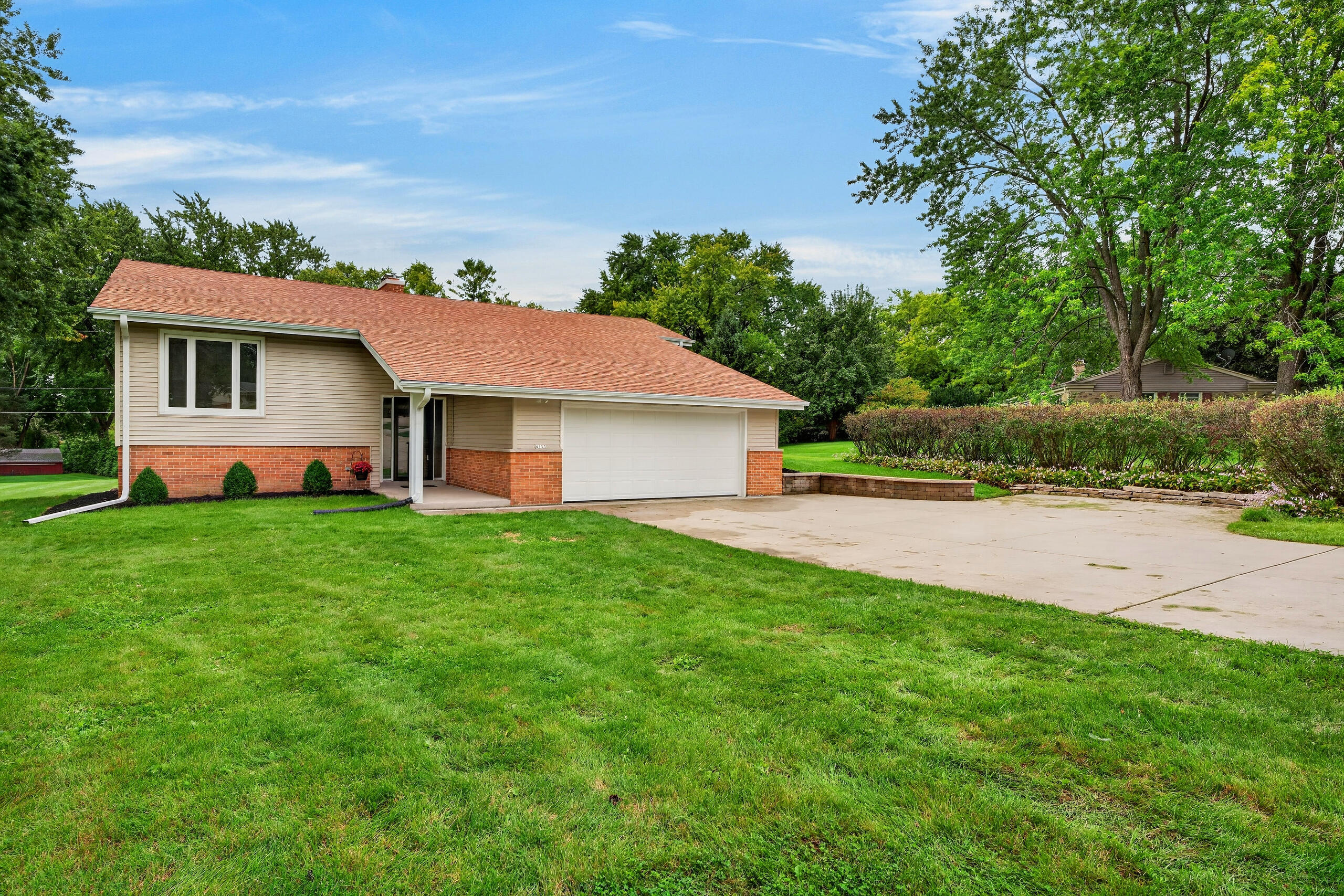 8153 West Holly Road Mequon, WI 53097 - Photo 39 of 42 044_DH100236