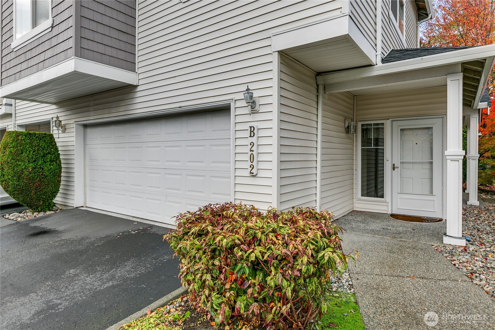 5500 Harbour Pointe Boulevard, Unit B202 Mukilteo, WA 98275 - Photo 26 of 30 a view of a backyard