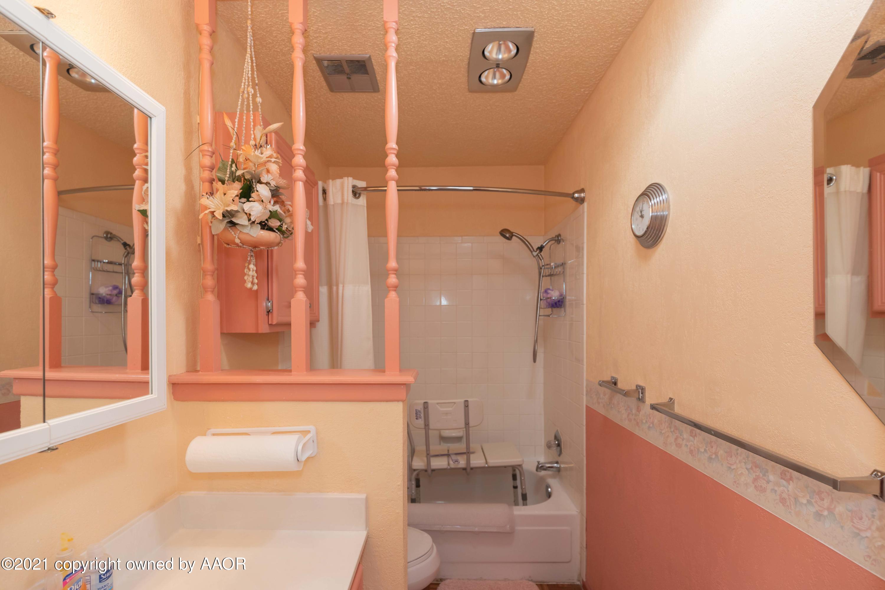 5104 McCarty Boulevard Amarillo, TX 79110 - Photo 23 of 35 a bathroom with a shower