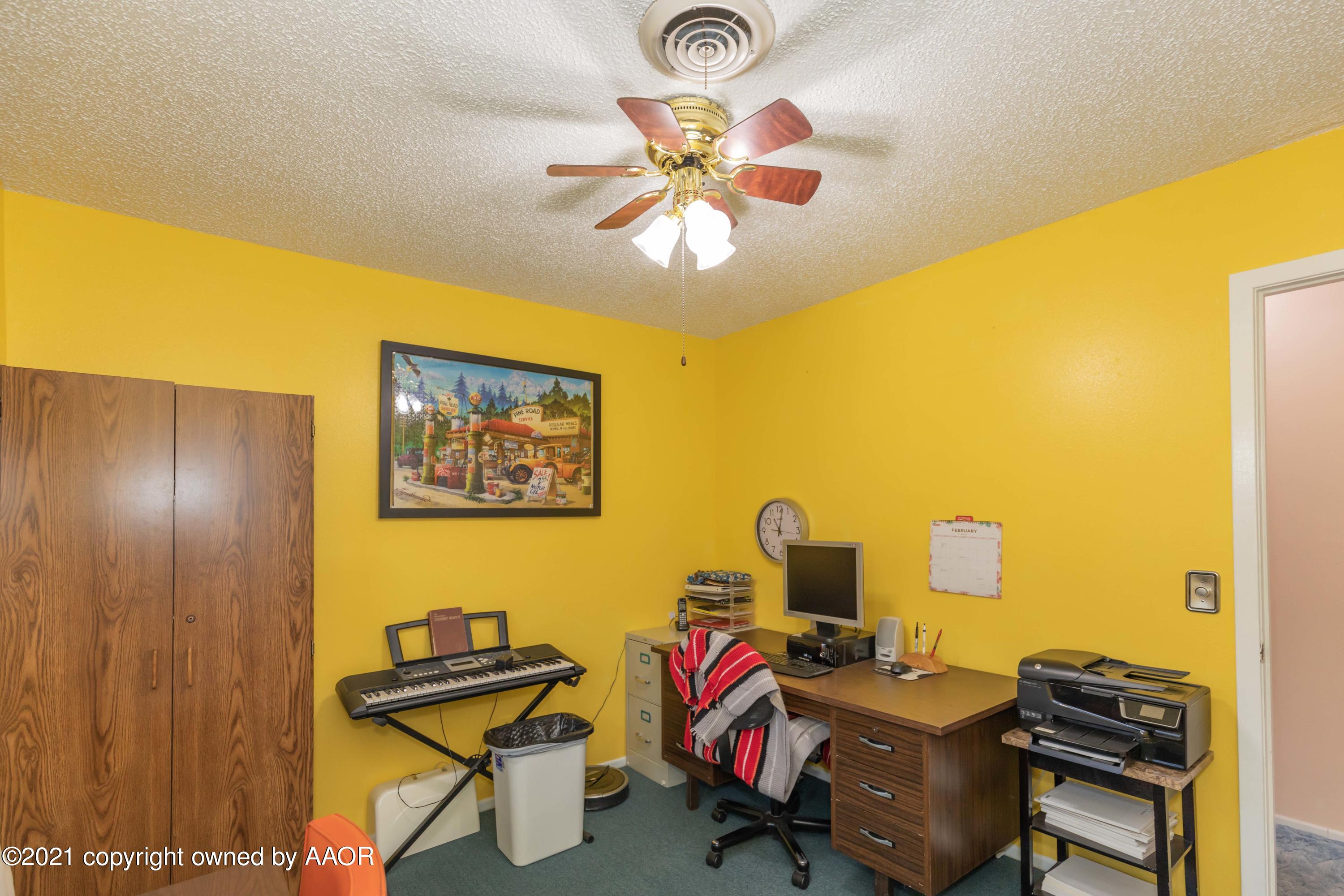 5104 McCarty Boulevard Amarillo, TX 79110 - Photo 25 of 35 a bedroom with a workspace