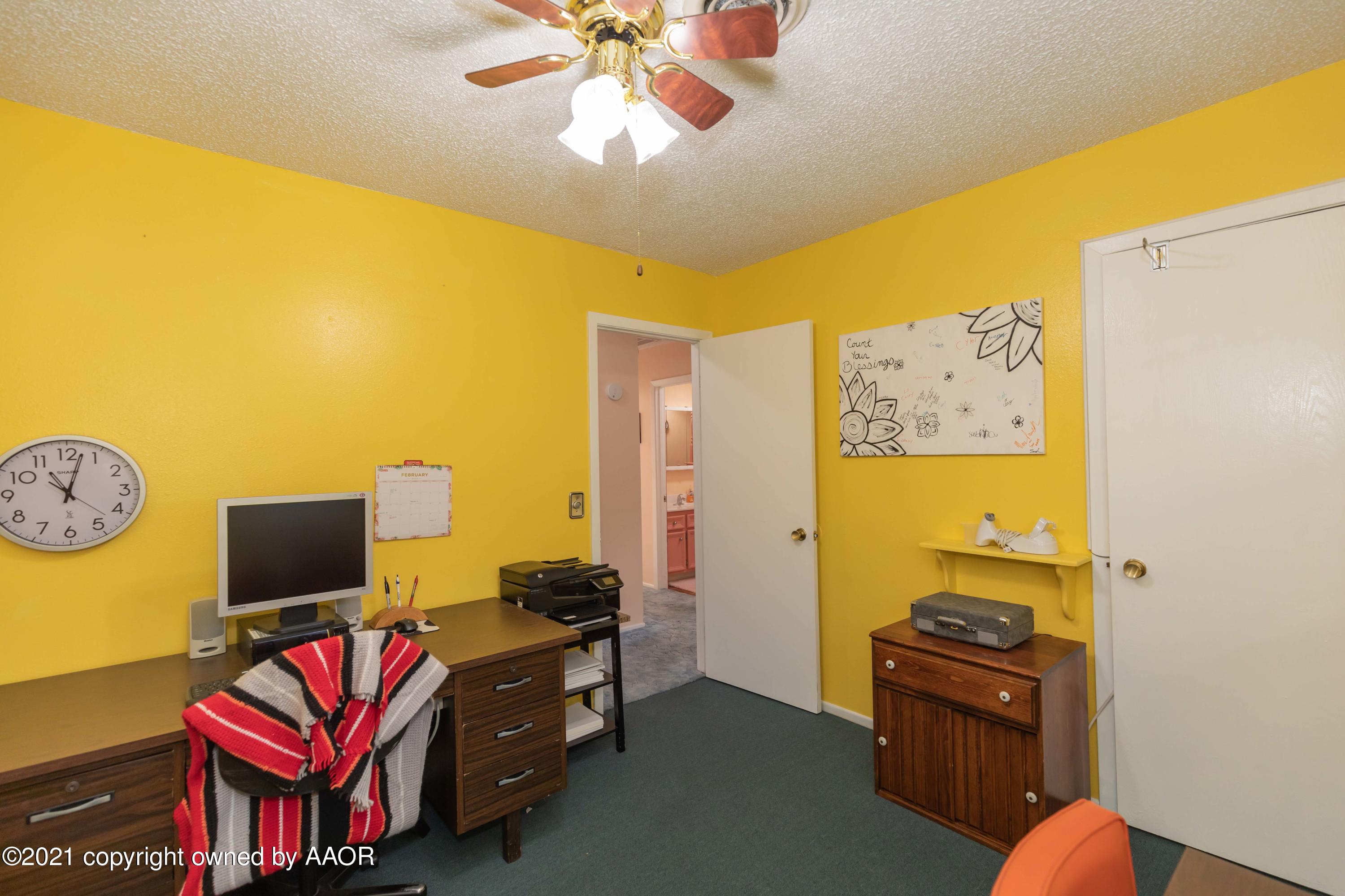 5104 McCarty Boulevard Amarillo, TX 79110 - Photo 26 of 35 a living room with furniture and a flat screen tv