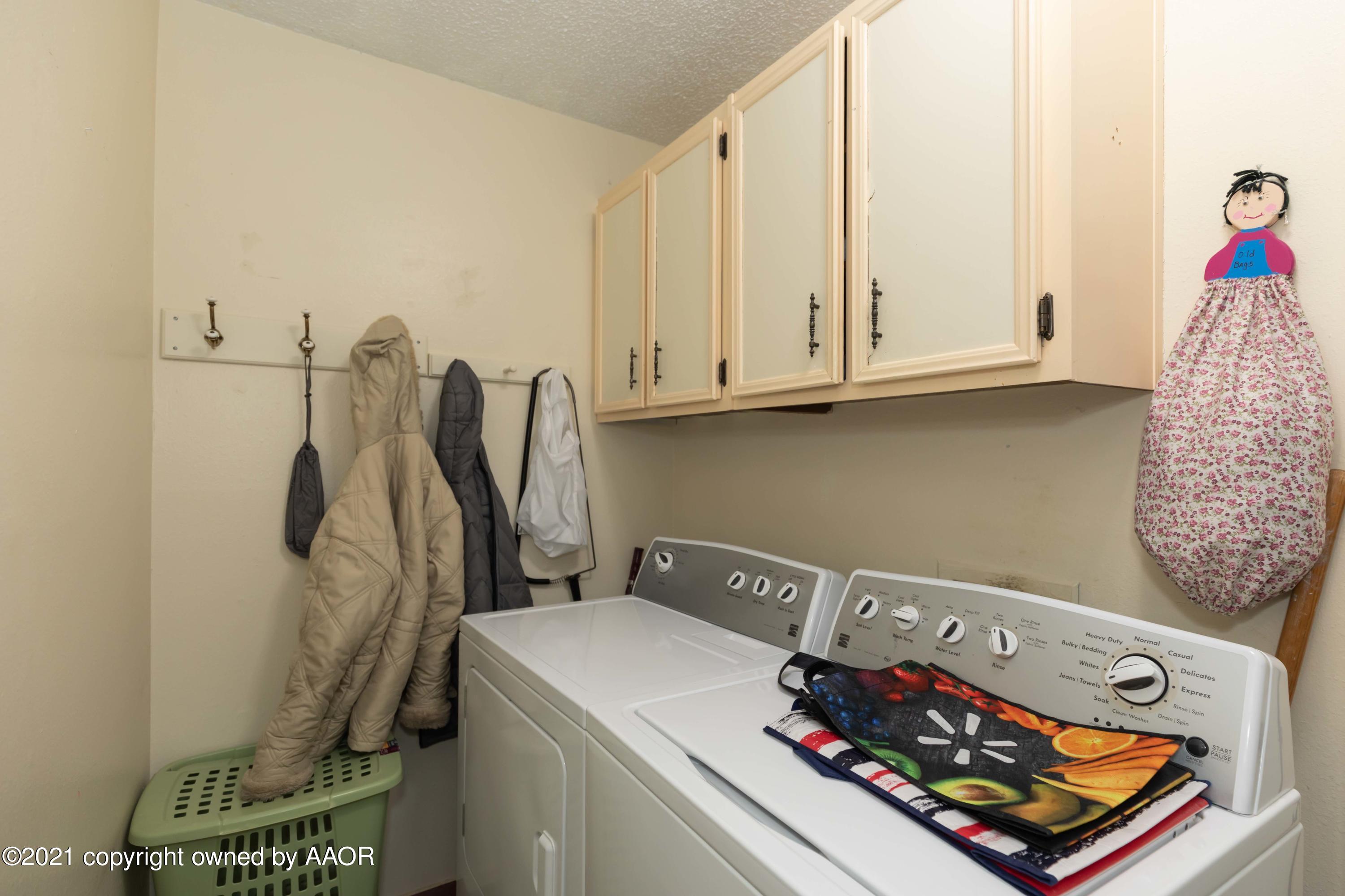 5104 McCarty Boulevard Amarillo, TX 79110 - Photo 29 of 35 a utility room with dryer and washer