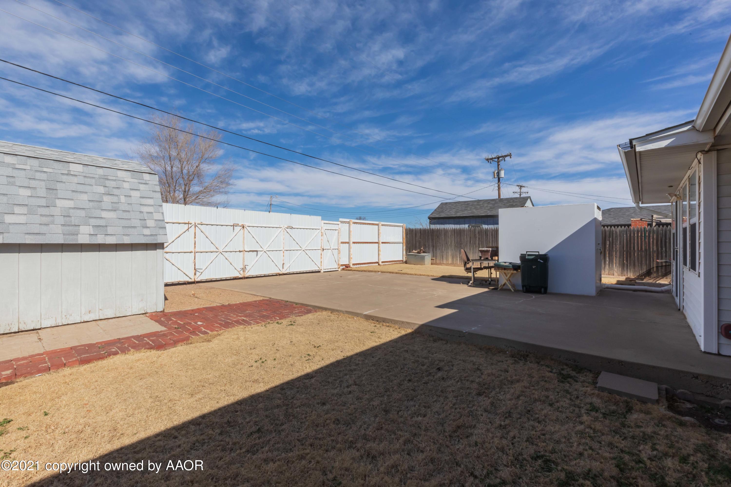 5104 McCarty Boulevard Amarillo, TX 79110 - Photo 33 of 35 a backyard of a house