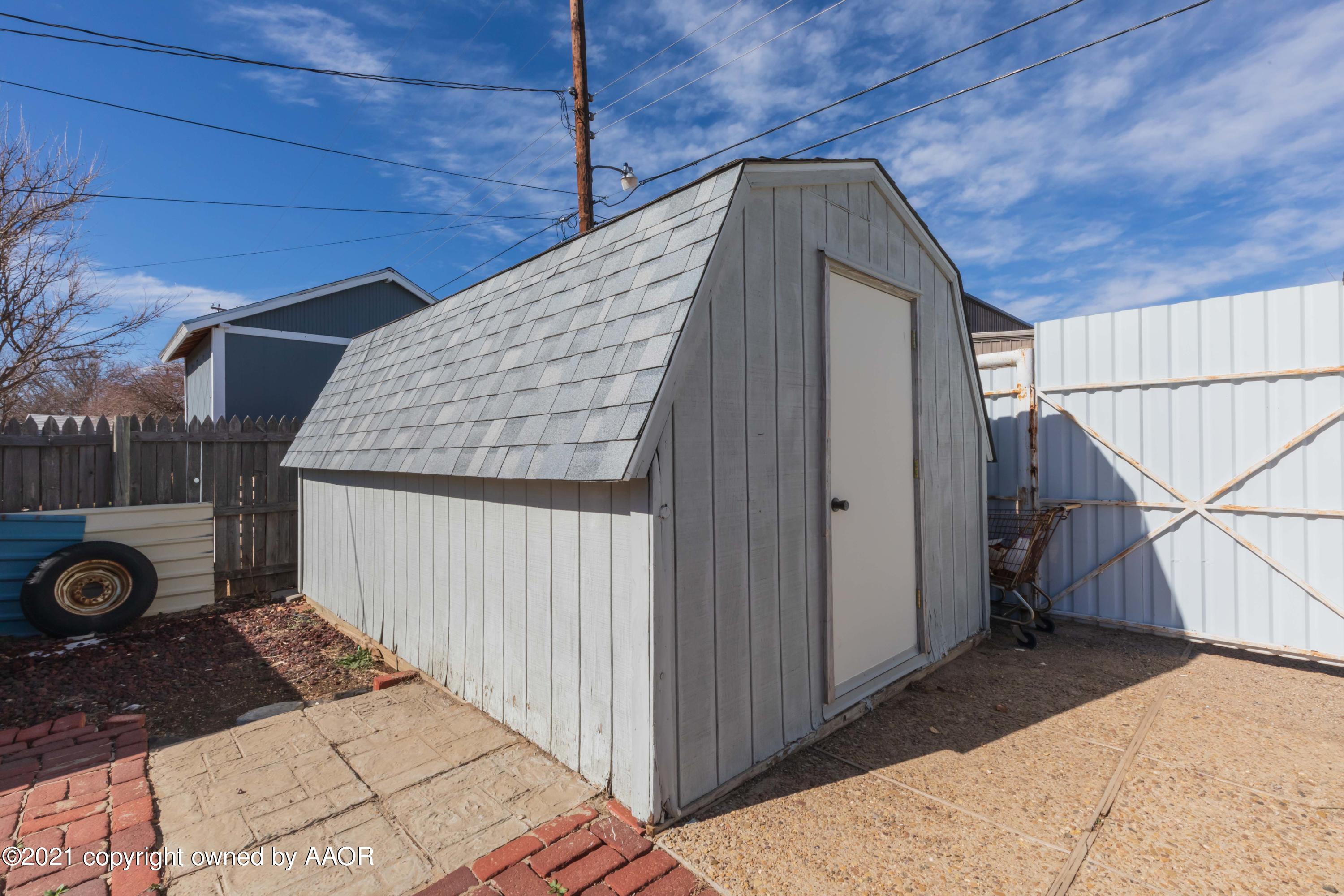 5104 McCarty Boulevard Amarillo, TX 79110 - Photo 34 of 35 a backyard of a house