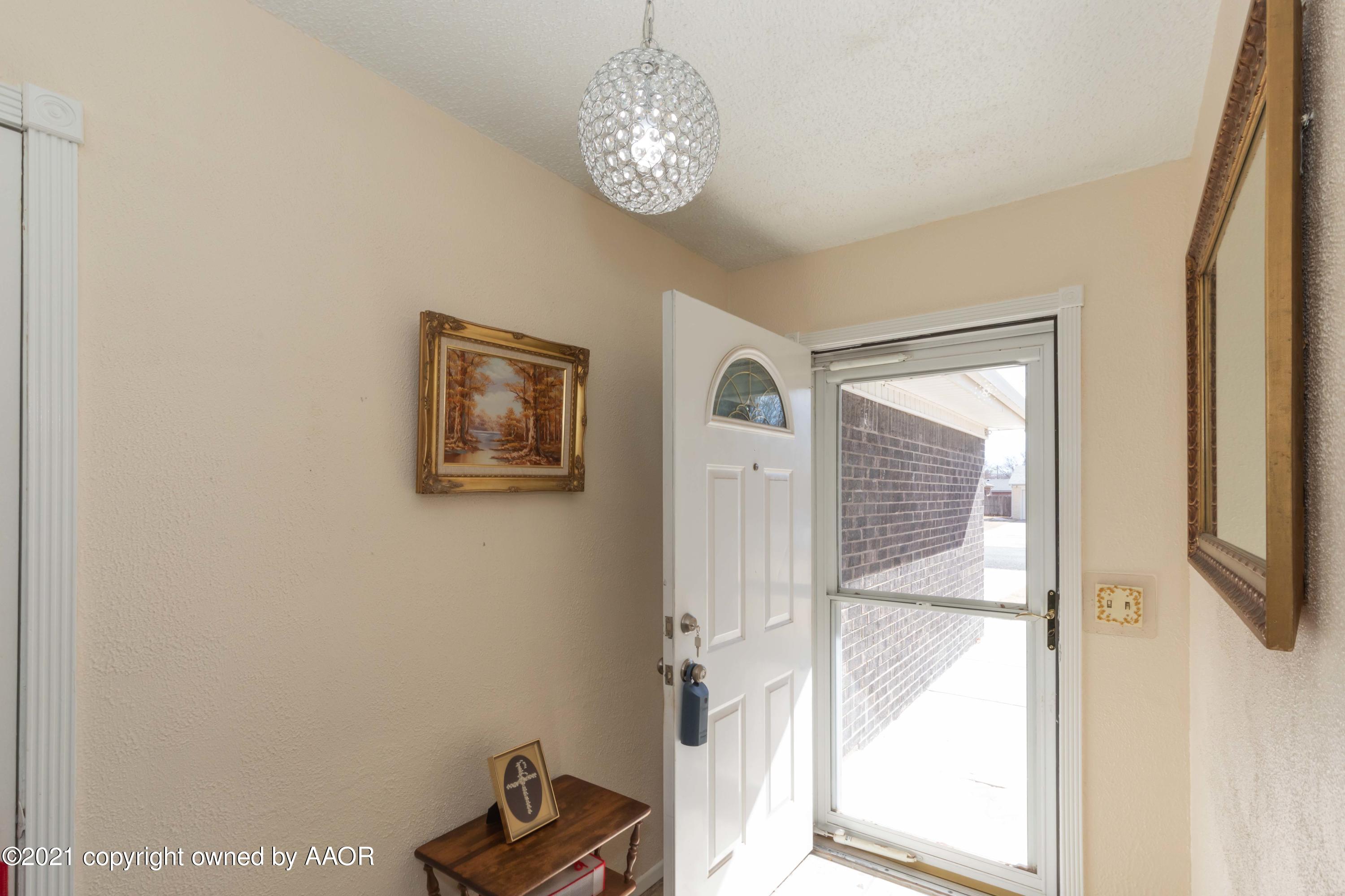 5104 McCarty Boulevard Amarillo, TX 79110 - Photo 4 of 35 a view of a hallway with a livingroom