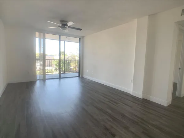$1,856 | 19455 Northeast 10th Avenue, Unit 5420, North Miami Beach, FL 33179
