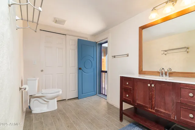 a view of room with window and ceiling fan