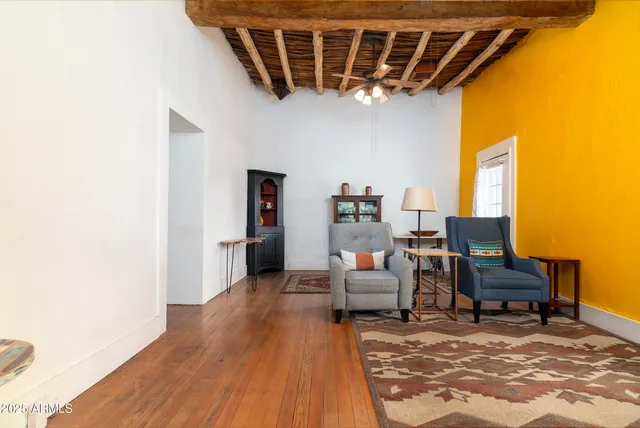 a view of entryway with outdoor space