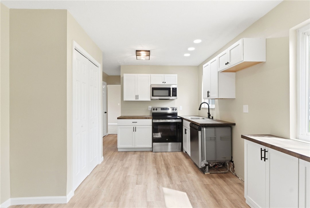 40 Woods Road Springboro, OH 45066 - Photo 23 of 57 This modern kitchen features new appliances and ample counter space for culinary pursuits.