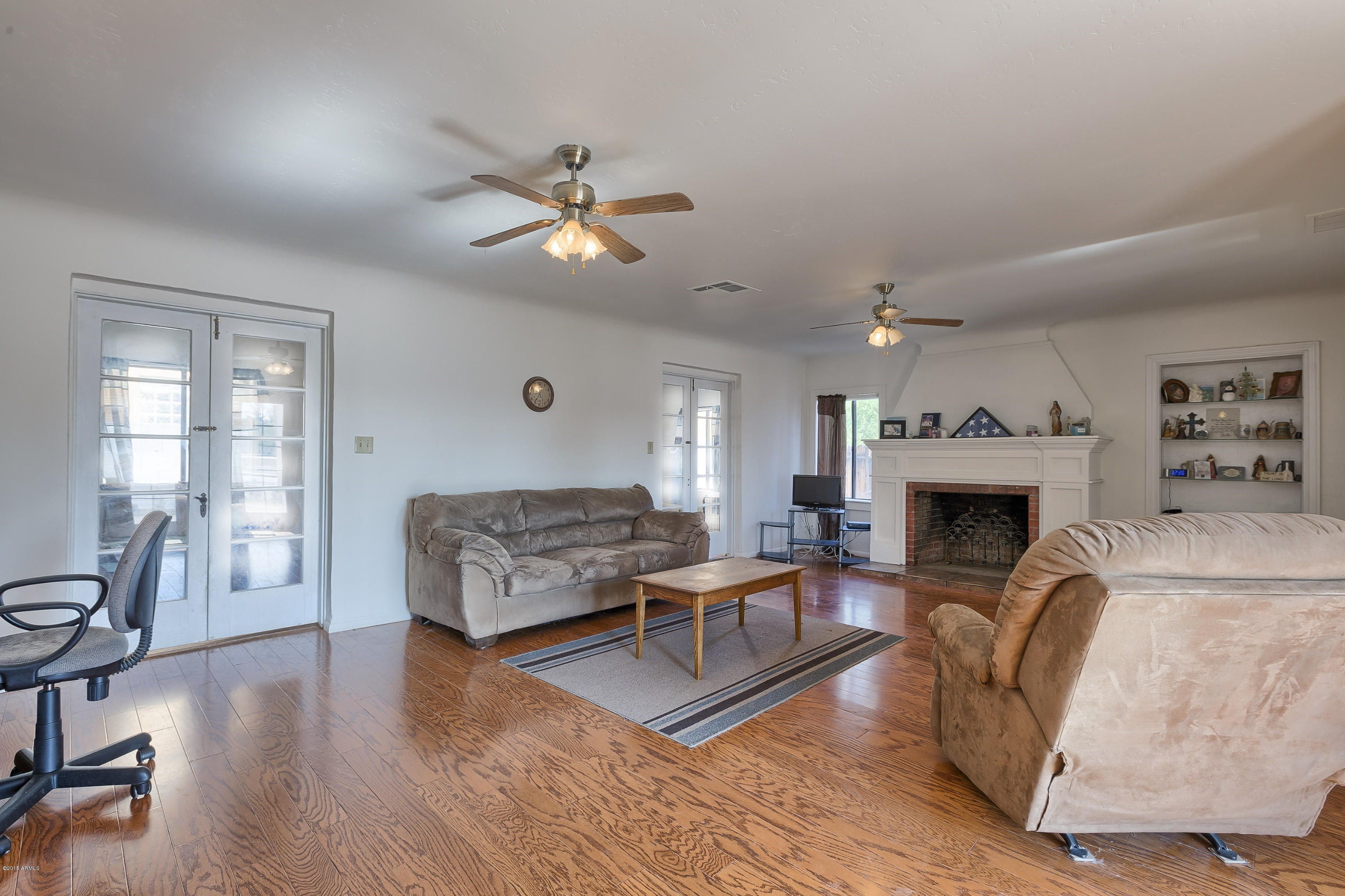 252 East Bethany Home Road Phoenix, AZ 85012 - Photo 1 of 18 004_Family Room