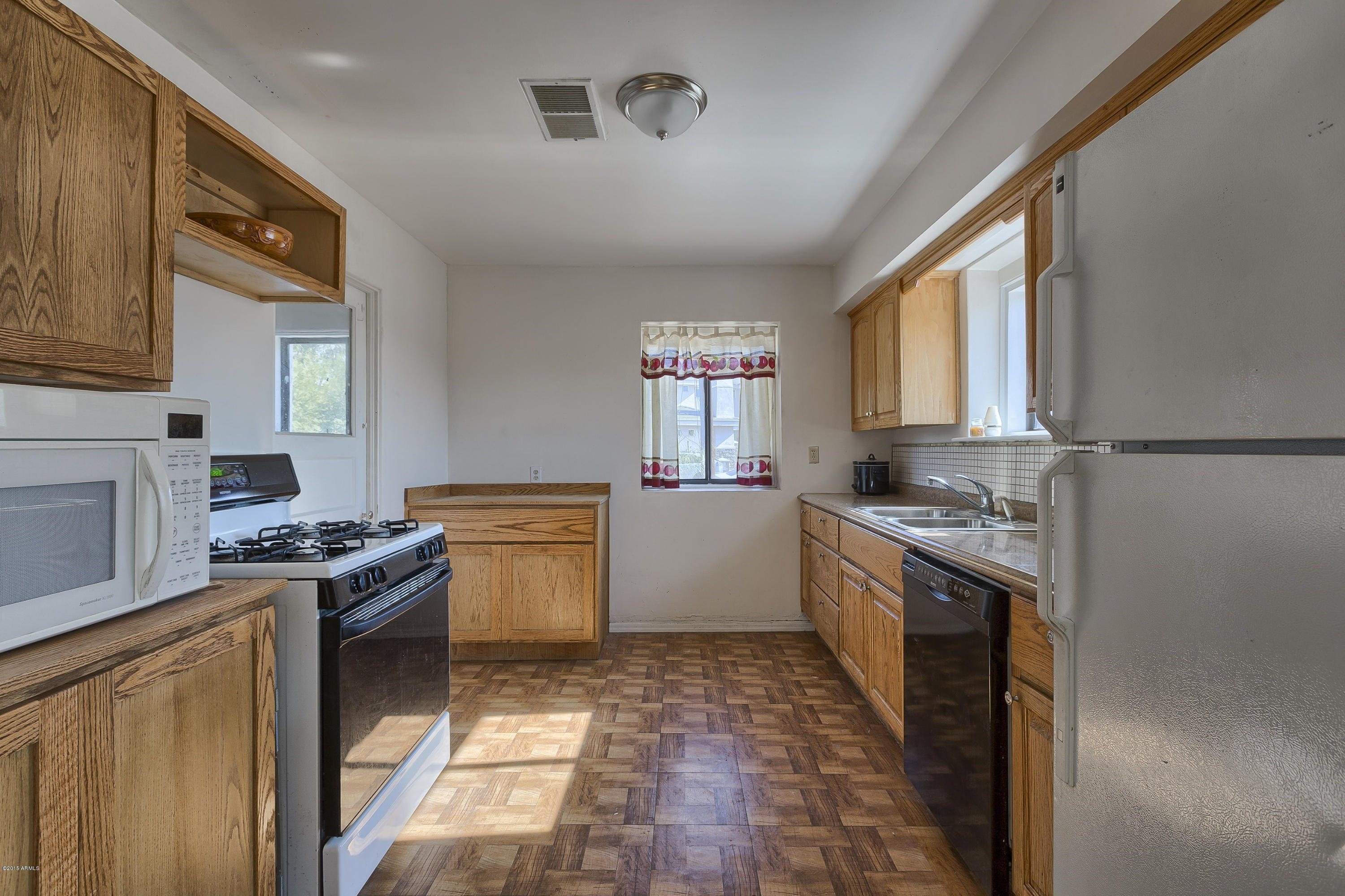 252 East Bethany Home Road Phoenix, AZ 85012 - Photo 8 of 18 008_Kitchen
