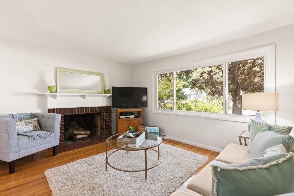 36 Sharon Road Hamilton, MA 01982 - Photo 4 of 29 Gallery Image 4