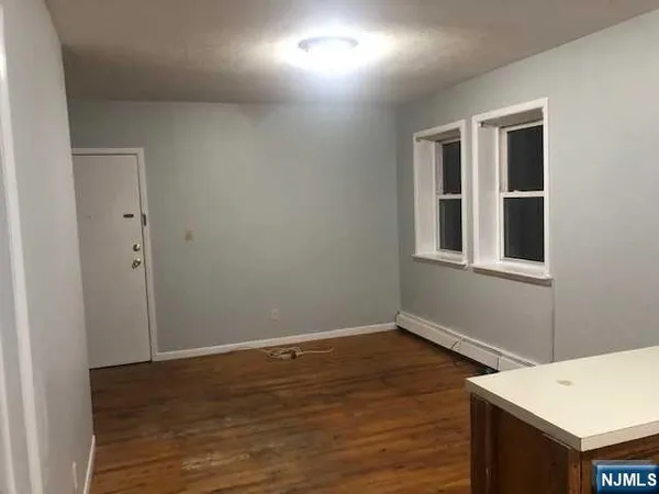 $1,800 | 424 North 3rd Street, Unit 1R, East Newark, NJ 07029