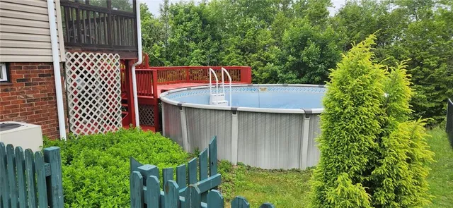 a view of a backyard