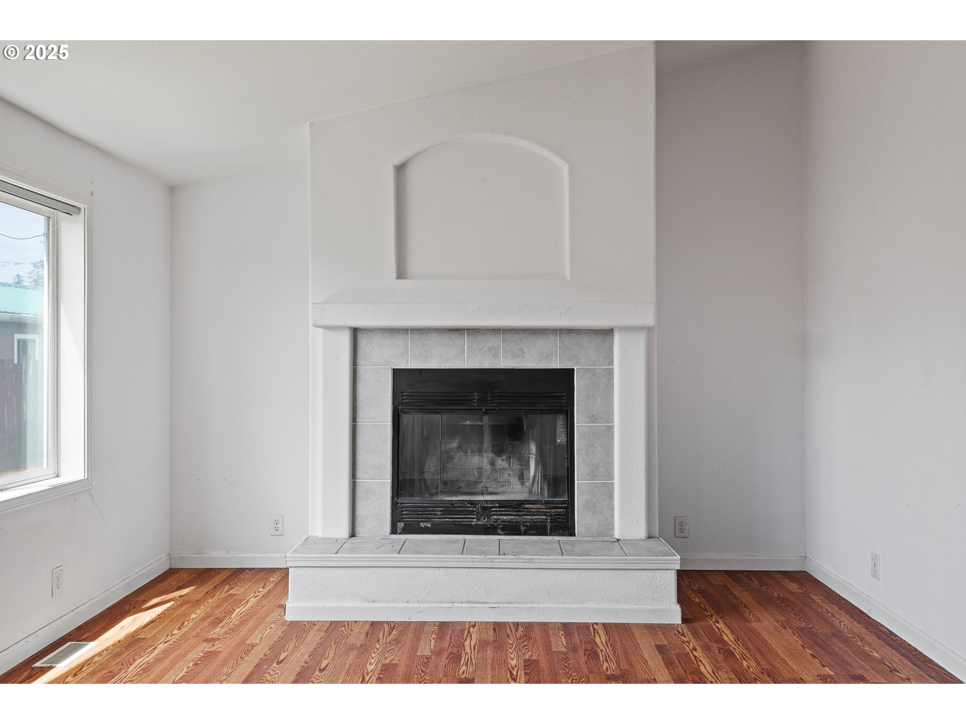 1829 East Willow Street Myrtle Point, OR 97458 - Photo 14 of 37 a view of an empty room with wooden floor and a window