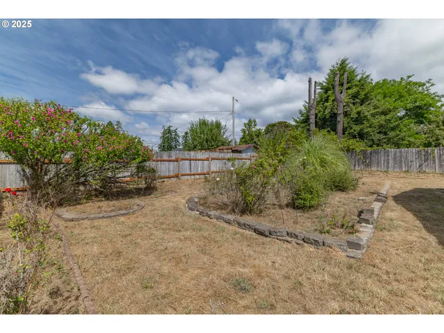 a view of a house with a backyard