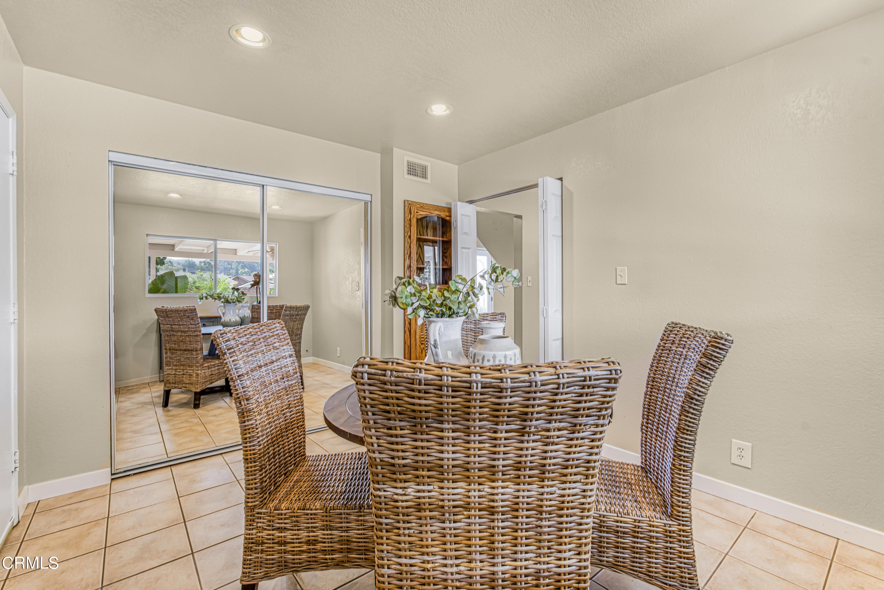 2810 Fitzgerald Road Simi Valley, CA 93065 - Photo 16 of 38 a living room with furniture