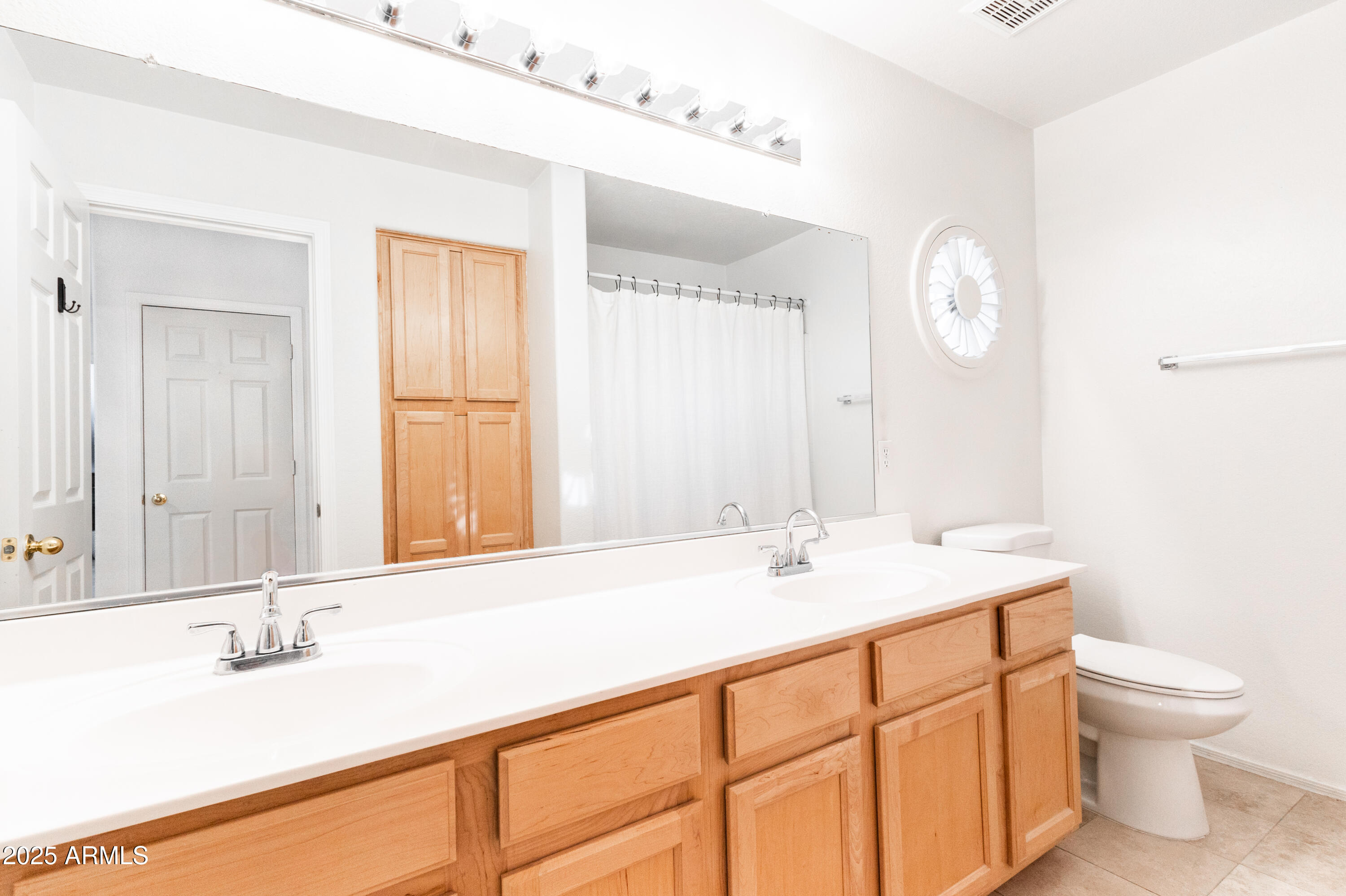 696 West Del Rio Street Gilbert, AZ 85233 - Photo 18 of 39 a bathroom with a sink and a mirror
