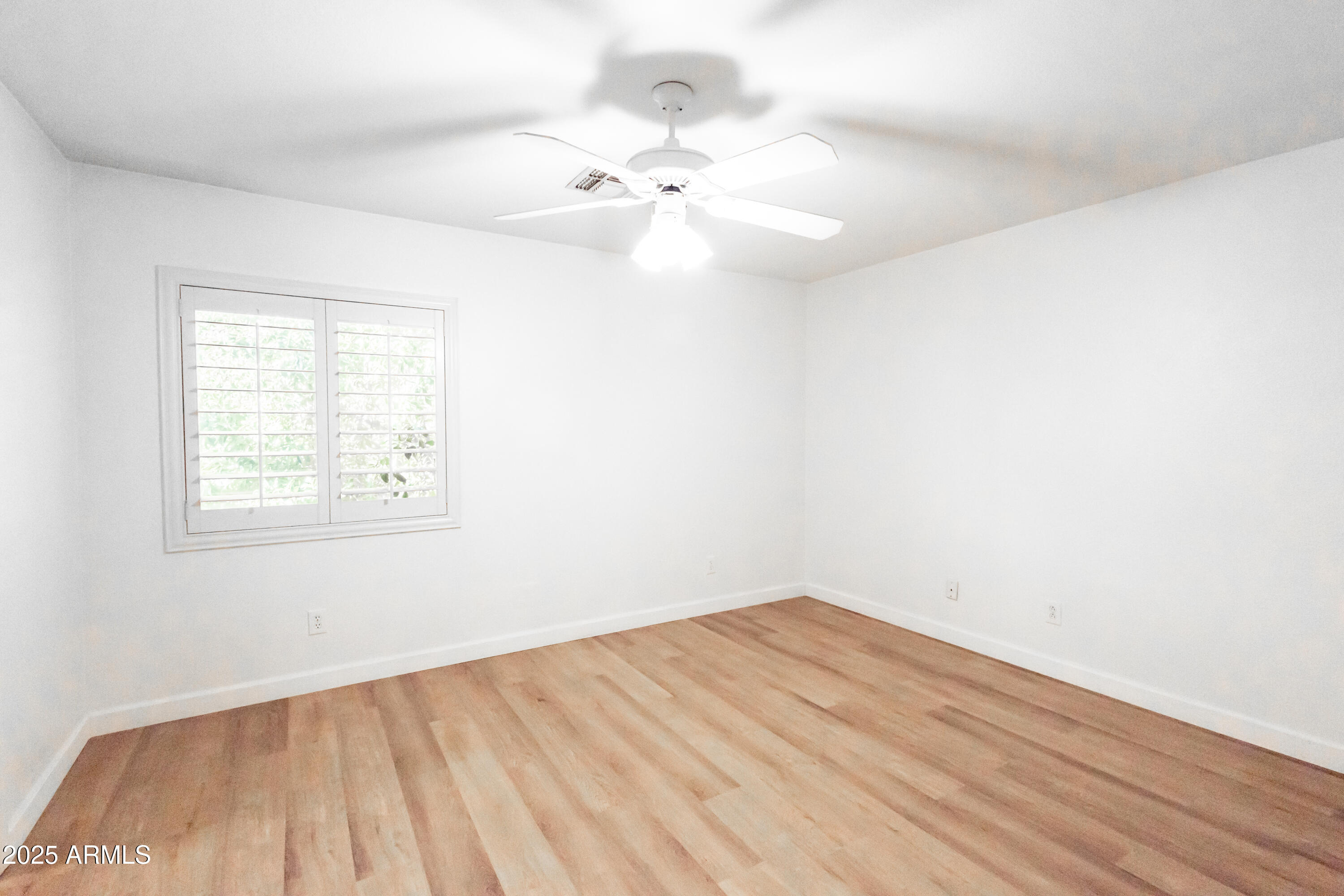 696 West Del Rio Street Gilbert, AZ 85233 - Photo 19 of 39 an empty room with a window
