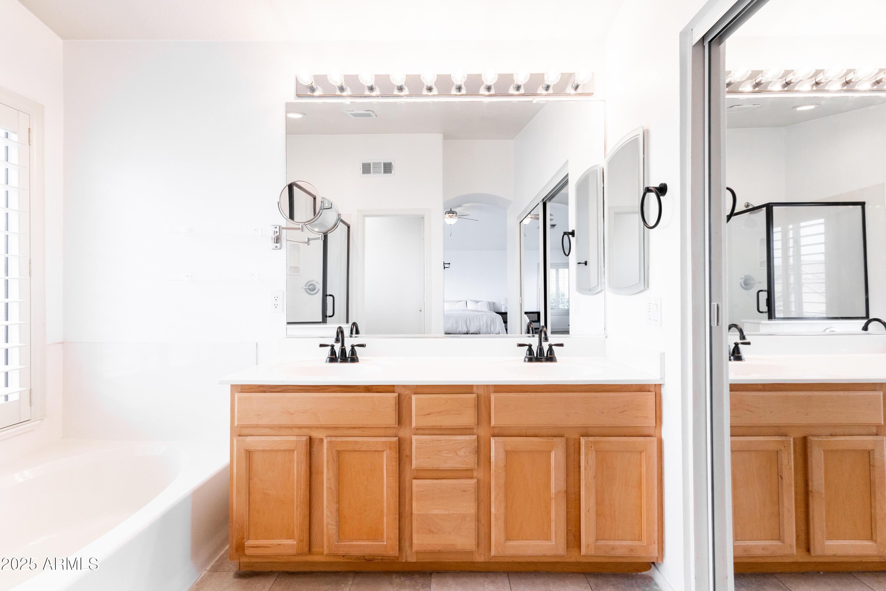 696 West Del Rio Street Gilbert, AZ 85233 - Photo 27 of 39 a bathroom with a double vanity sink mirror and bathtub