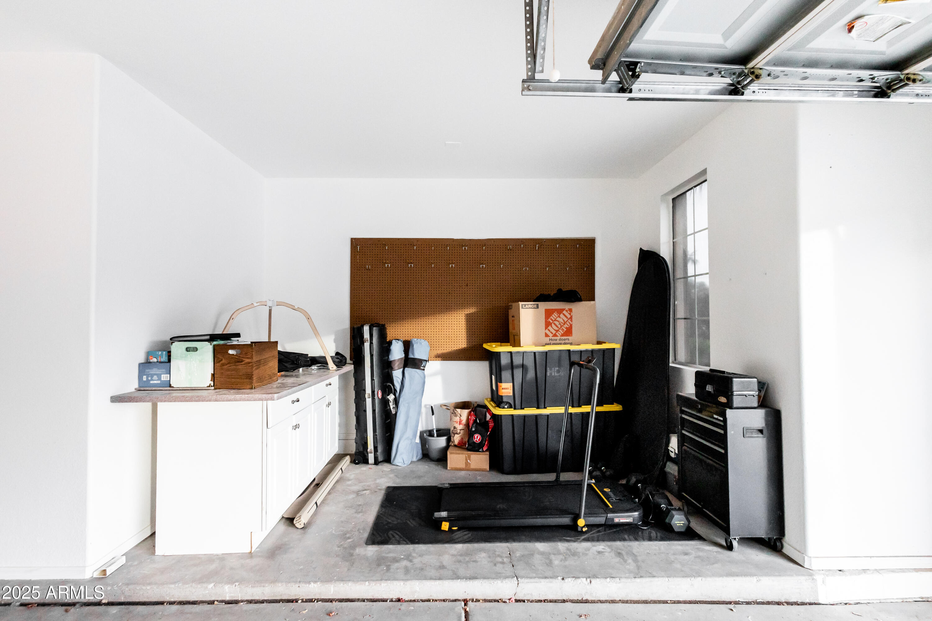 696 West Del Rio Street Gilbert, AZ 85233 - Photo 38 of 39 a living room with furniture