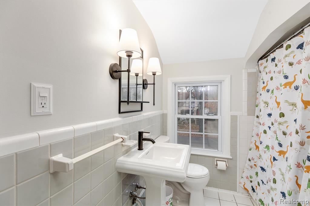 1616 Roslyn Road Grosse Pointe Woods, MI 48236 - Photo 18 of 23