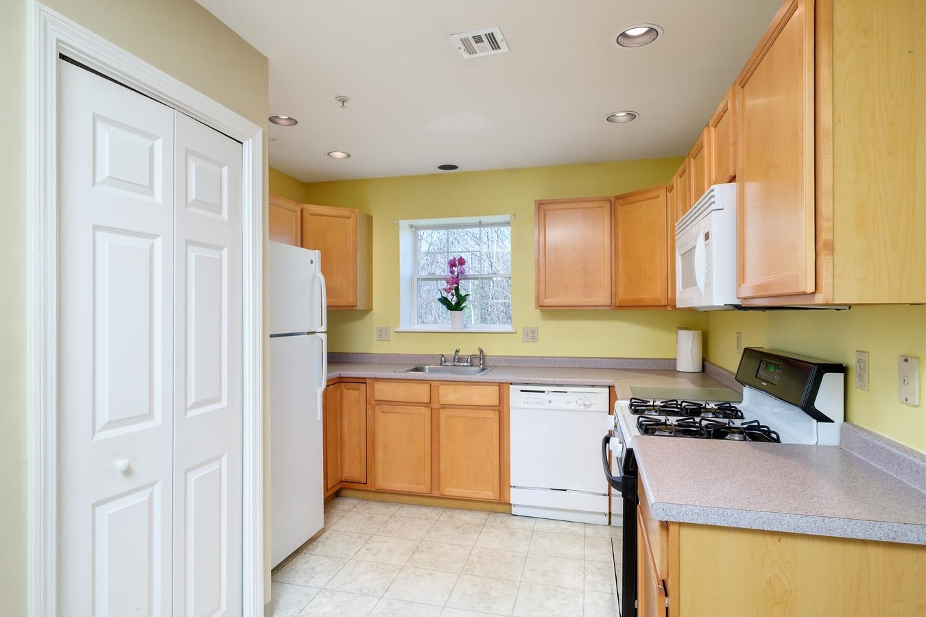 3 Tampa Drive, Unit D Rochester, NH 03867 - Photo 7 of 23