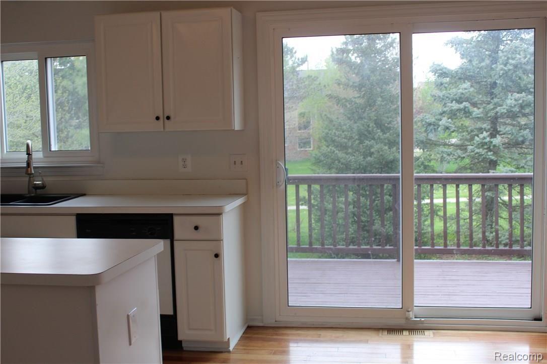 3636 Briarbrooke Lane Rochester, MI 48306 - Photo 10 of 15 doorwall off breakfast area to deck