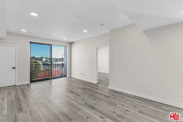 $3,211 | 1111 North Kenmore Avenue, Unit 401, Los Angeles, CA 90029
