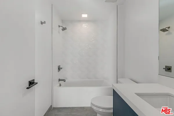 $3,211 | 1111 North Kenmore Avenue, Unit 401, Los Angeles, CA 90029