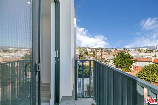 $3,211 | 1111 North Kenmore Avenue, Unit 401, Los Angeles, CA 90029