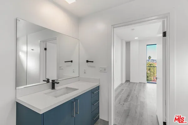 $3,211 | 1111 North Kenmore Avenue, Unit 401, Los Angeles, CA 90029